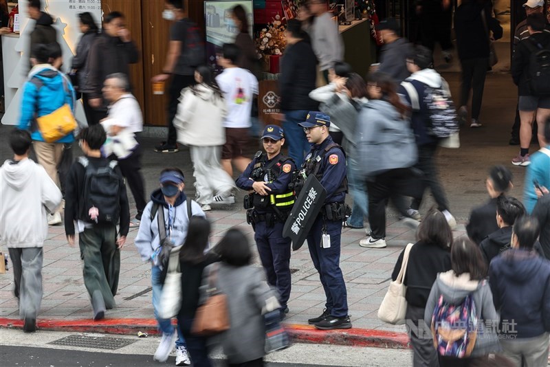 警政署24日表示，已成立「重點節日維安事件緊急應變小組」，自即時起至明年元旦連續假期結束，採24小時全天候運作。圖為警方日前於台北市隨機攻擊事件案發地加強部署。（中央社檔案照片）