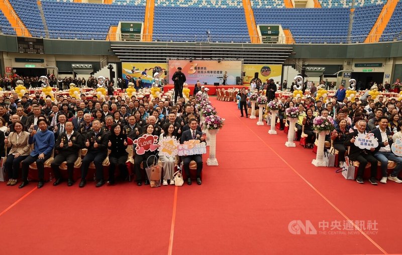 苗栗縣長鍾東錦就職3週年記者會暨縣政成果發表活動24日在苗栗巨蛋體育館舉行，縣議會、各鄉鎮市長、代表會等政界及農漁會、工商企業、醫療、教育界等代表數百人與會，鍾東錦強調，團結齊心成就更好的苗栗。中央社記者管瑞平攝　114年12月24日