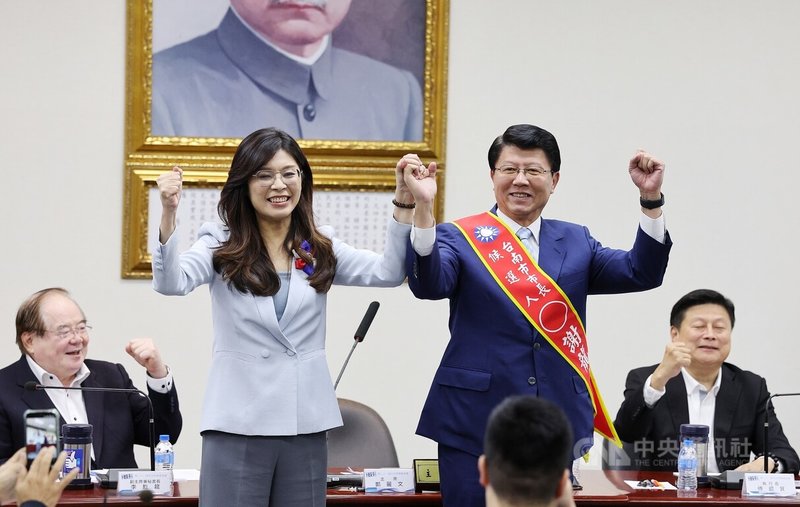 中國國民黨24日下午在中央黨部舉行中常會,黨主席鄭麗文(前左)宣布徵召立委謝龍介(前右)參選台南市長,兩人拉手高喊勝選口號。中央社記者郭日曉攝 114年12月24日