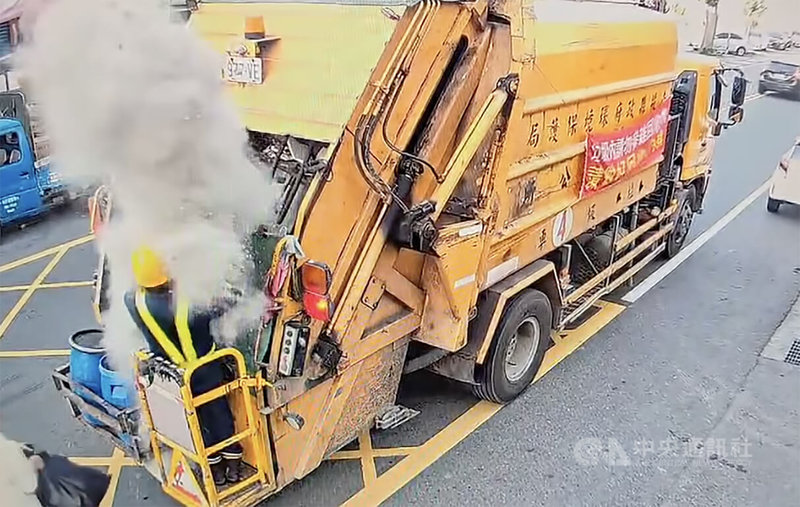 南投縣草屯鎮有民眾23日將裝著香灰的塑膠袋丟進垃圾車，不料袋子爆開，大量香灰噴灑清潔隊員全身；鎮公所表示，隊員目前狀況還可以，會持續觀察，也提醒民眾先弄濕香灰並排出袋內空氣，再丟棄。（翻攝照片）中央社記者鄭維真傳真　114年12月24日