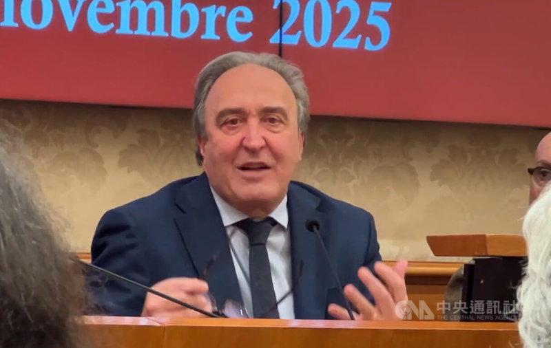 曾任義大利外交部次長的政論家維爾內帝，23日在義大利媒體Linkiesta撰文，批評中國政府縱容製造假貨。圖為維爾內帝11月底發表新書的照片。中央社記者黃雅詩攝 114年12月24日