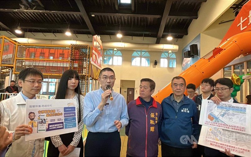 基隆市長謝國樑（前左3）24日視察七堵室內兒童樂園擴建工程，在就任滿3年之際，對於施政政績受訪表示，讓市民打分數。中央社記者王朝鈺攝　114年12月24日