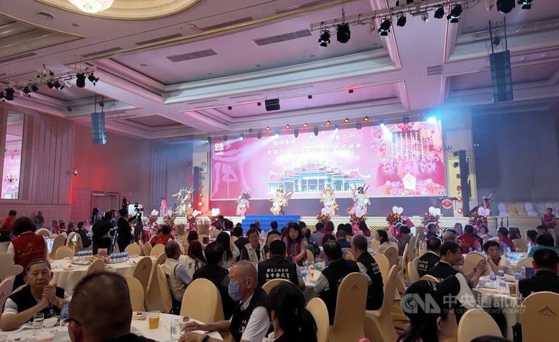 泰國南瑤媽祖宮自台灣彰化分靈至泰國後,今年已邁入第20年,廟方今晚在曼谷舉行20週年感恩晚宴,席開近百桌。中央社記者李宗憲曼谷攝 114年12月24日