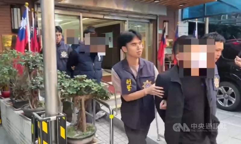 新北市永和區一間火鍋店22日遭一群男子持球棒、刀具闖入，砍傷店內一名客人。警方循線逮捕5人，主嫌稱因債務糾紛犯案，警詢後依殺人未遂等罪送辦。（翻攝畫面）中央社記者曹亞沿傳真　114年12月24日