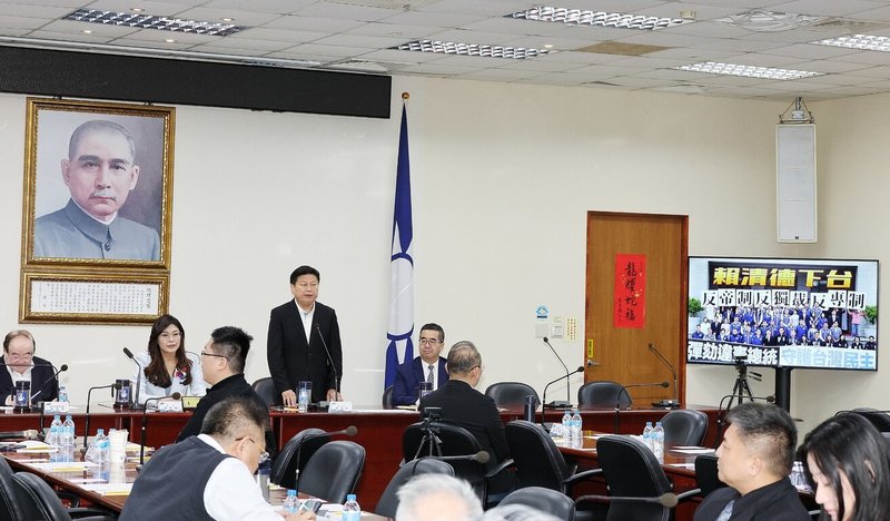 國民黨24日下午舉行中常會,由國民黨立法院黨團總召傅崐萁(左前排立者)報告彈劾總統賴清德案,也預告了彈劾的時程。114年12月24日