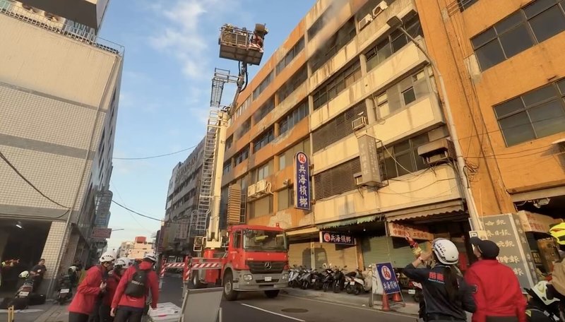 苗栗市中山路北苗商業大樓24日下午發生火警，消防出動雲梯車將頂樓避難者救出，經逐戶清查，在5樓起火戶發現發現獨居邱姓女子全身多處燒燙傷，已呈OHCA（到院前心肺功能停止），送醫宣告不治。（民眾提供）中央社記者管瑞平傳真　114年12月24日