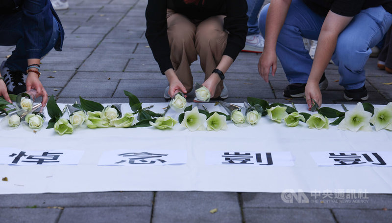 記者會前社工們在地上鋪有寫著「悼念剴剴」的白色桌巾，並一一擺放象徵純潔的白百合等花哀悼。中央社記者張新偉攝　114年12月24日