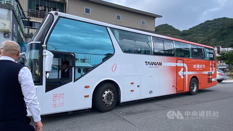 台北客運表示，為提升整體運能並吸引跨線轉乘，規劃「搭965送177一段票」試辦方案，旅客可由台北捷運府中站、西門站、北門站、板橋公車站及萬華車站，搭乘965台灣好行九份金瓜石線，於瑞芳區民廣場下車轉乘177線，深入遊覽十三層遺址、黃金瀑布等景點。中央社記者黃旭昇新北市攝　114年12月24日