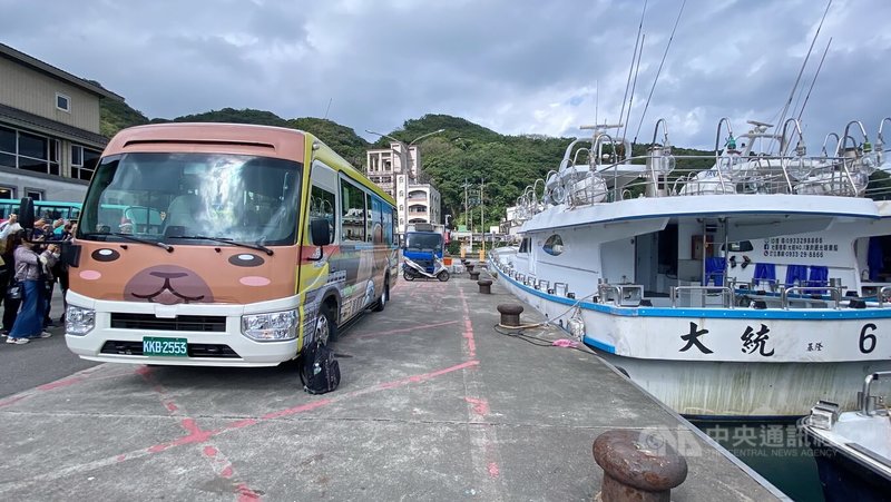 新北市政府結合學界與客運業者，鼓勵旅客搭乘公共運輸深入新北瑞芳觀光，試辦搭乘965台灣好行九份金瓜石線轉乘177瑞芳觀光巴士，享一段票免費優惠，還可預約座位，115年1月1日起將實施3個月，177線每天固定10班次，未來將依預約人數機動加開。中央社記者黃旭昇新北市攝　114年12月24日