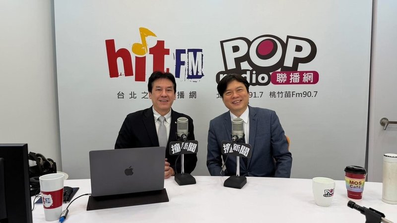 民進黨宜蘭縣長參選人林國漳（右）24日接受廣播節目「POP撞新聞」專訪時說，將持續勤走基層，讓各界認同他是「宜蘭人的最大公約數」，不論是否藍白合，自己有信心勝選。左為主持人黃暐瀚。（林國漳競選辦公室提供）中央社記者沈如峰宜蘭縣傳真　114年12月24日