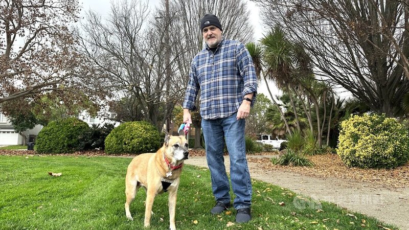 美國一名律師日前將國稅局告上法院，主張寵物非財產，應像小孩一樣可抵稅。加州飼主吉姆（圖）認為，社會上還有許多比寵物支出抵稅更需要被解決的問題。中央社記者張欣瑜舊金山攝　114年12月24日