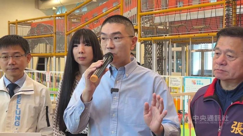 基隆市長謝國樑（右2）24日接受媒體聯訪表示，七堵區將在115年1月迎來基隆捷運第1個動工典禮。中央社記者王朝鈺攝　114年12月24日