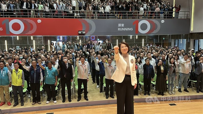 屏東縣長周春米（前）24日舉辦就職3週年記者會，以「屏東running1000」主題，逐一向鄉親報告3年來的施政成果。中央社記者李卉婷攝　114年12月24日