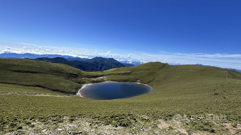 115年台東土地現值和公告地價日前經過評議通過，最低的公告地價位於鄰高雄市及花蓮縣的林班地，包含嘉明湖和三叉山附近，每坪約新台幣20元。圖為114年8月25日的嘉明湖景色。中央社記者盧太城台東攝　114年12月24日