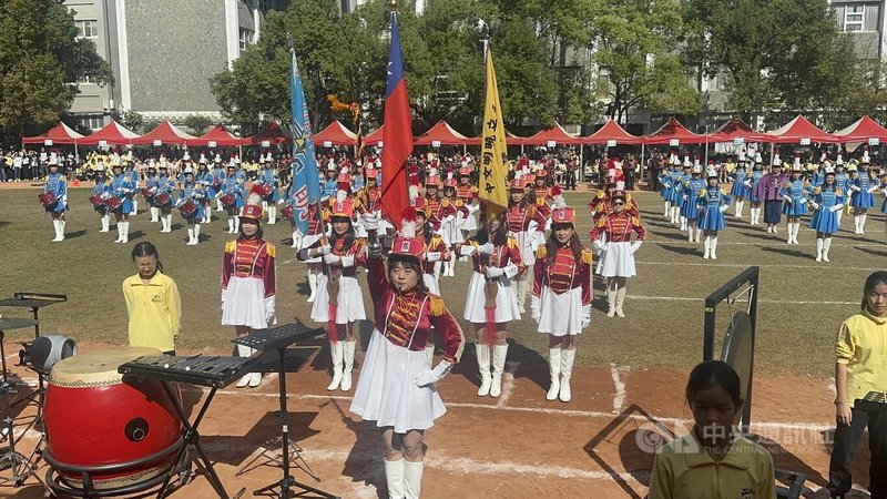 曉明女中畢業校友重組鼓號樂隊，在62週年校慶返校演出，場外學妹高呼「學姊好棒」。中央社記者趙麗妍攝　114年12月24日