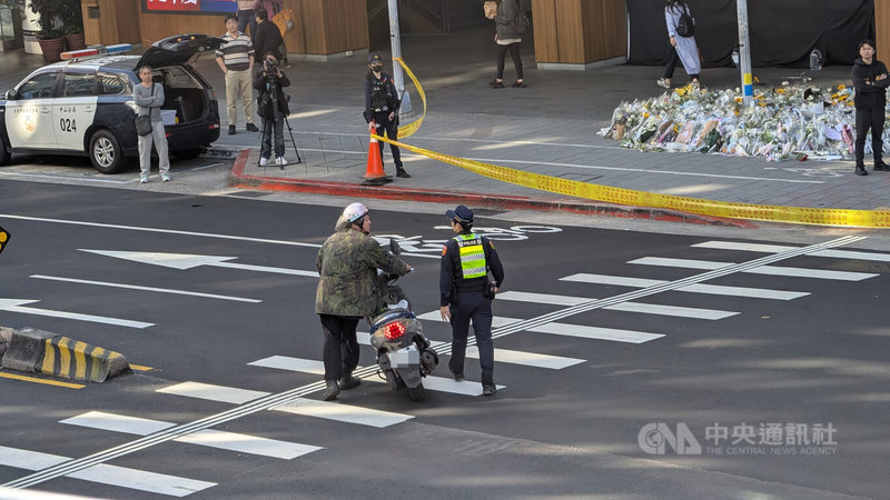 北市檢警為釐清男子張文預謀隨機攻擊事件動機和疑點，24日出動近百名警力人次和3D雷射掃描儀，到北車、誠品南西店和縱火處等地進行3D現場重建。中央社記者黃麗芸攝　114年12月24日