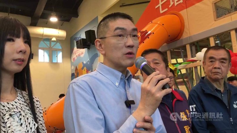 民進黨選對會達共識，建議徵召基隆市議會議長童子瑋參選基隆市長。對此，尋求連任的基隆市長謝國樑（中）24日受訪時回應，做好市政工作，就是對於連任最好的準備。中央社記者王朝鈺攝　114年12月24日