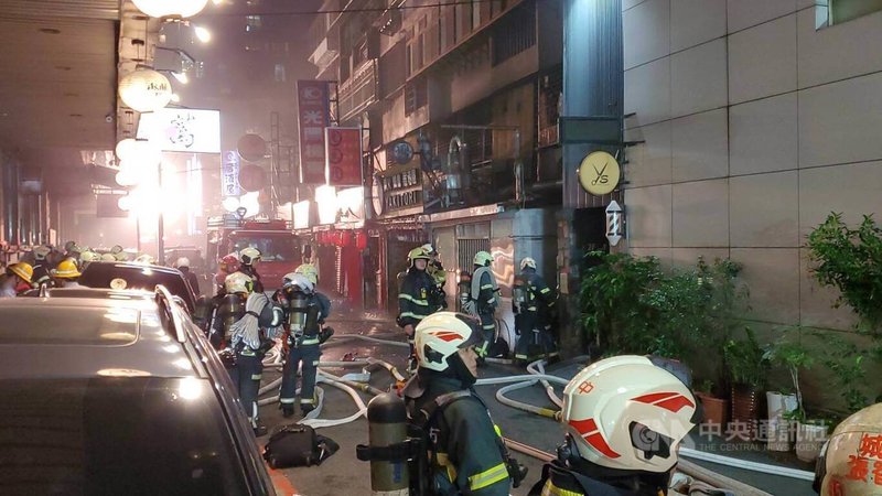 台北市中山區民權東路24日晚間有民宅火警，消防局獲報馳援，2名身障男住戶脫困時已明顯死亡，起火原因仍待調查釐清。（翻攝照片）中央社記者黃麗芸傳真　114年12月24日