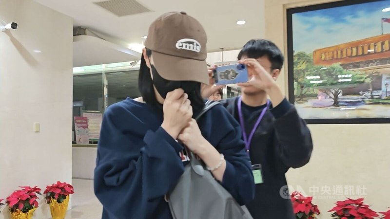 北檢持續偵辦柬埔寨太子集團洗錢案，查扣各式名車，並查出名車均以現金在台灣向車商購買，經手者為劉姓女特助（前），為了解買車相關金流，24日再次傳喚劉女到案說明。中央社記者劉世怡攝　114年12月24日