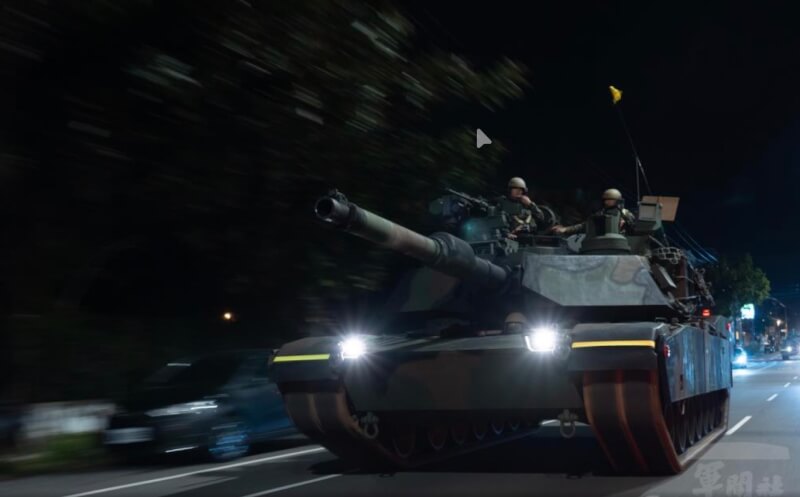 陸軍裝甲584旅23日拂曉實施營級戰備偵巡訓練，首次派遣M1A2T戰車於新竹實施重要目標防護演練。（軍聞社提供）中央社記者游凱翔傳真　114年11月23日