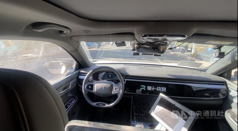 百度旗下「蘿蔔快跑」已在北京、上海、武漢等城市落地。圖為「蘿蔔快跑」無人駕駛車內。中央社記者呂佳蓉北京攝 114年12月24日