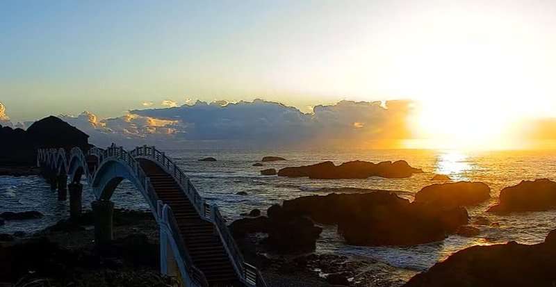 迎接2026年第1道曙光民眾不用再冒低溫衝現場，台東逾170公里海岸線和南橫埡口都有即時影像，民眾可線上守候迎曙光、看日出，圖為24日三仙台即時影像捕捉到的曙光和日出。（東管處提供）中央社記者盧太城台東傳真　114年12月24日