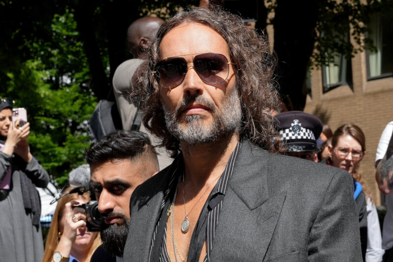 英國喜劇演員羅素布蘭德23日再被指控2項罪名，分別是強制性交罪與性侵害。圖為5月在英國倫敦南華克刑事法院外的羅素布蘭德。（路透社）