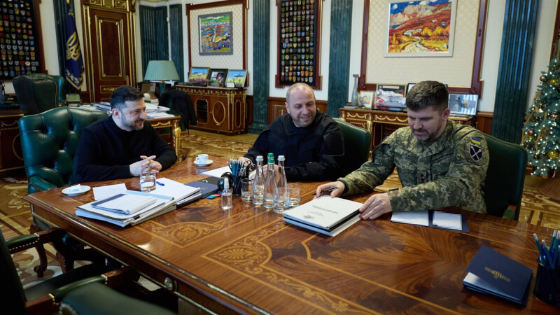 圖為烏克蘭總統澤倫斯基（左）與烏方首席談判代表烏梅洛夫（中）及武裝部隊總參謀長赫納托夫（右）。（圖取自x.com/ZelenskyyUa）