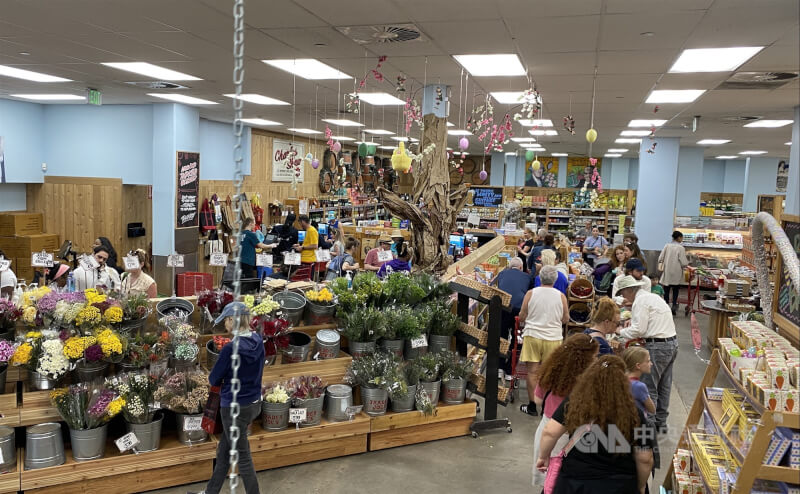 圖為美國華盛頓一家超市消費者排隊等待結帳。（中央社檔案照片）