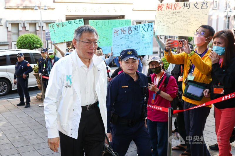 台北地方法院24日審理京華城等案，前台北市長柯文哲（前左）身穿KP白色夾克出庭應訊，支持者高舉「我相信柯文哲」看板加油打氣。中央社記者王騰毅攝  114年12月24日