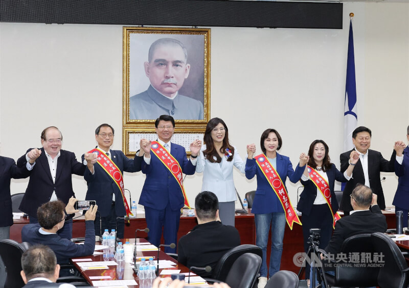 國民黨24日通過首波2026縣市長提名，徵召立委謝龍介（左3）、柯志恩（右3）、蘇清泉（左2）與台東縣議會議長吳秀華（右2），分別參選台南市、高雄市、屏東縣與台東縣，黨主席鄭麗文（中）拉起4人的手高喊當選，場面熱鬧。中央社記者郭日曉攝　114年12月24日