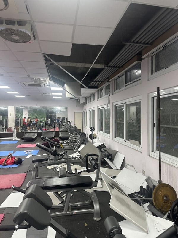 台東地區24日傍晚發生芮氏規模6.1地震，深度僅11.9公里，搖晃程度相當明顯，台東體中也發生天花板掉落情形，幸無人員受傷。（台東體中提供）中央社記者盧太城台東傳真　114年12月24日