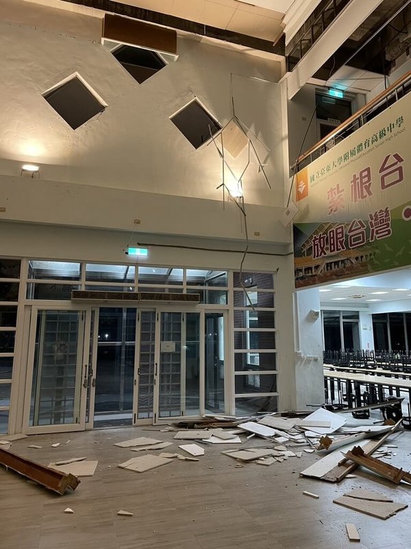 台東縣卑南鄉24日傍晚發生規模6.1地震，地震深度僅11.9公里，對台東體中影響甚鉅，多處硬體設備嚴重受損，校舍內可見滿地掉落物。（台東體中提供）中央社記者盧太城傳真　114年12月24日