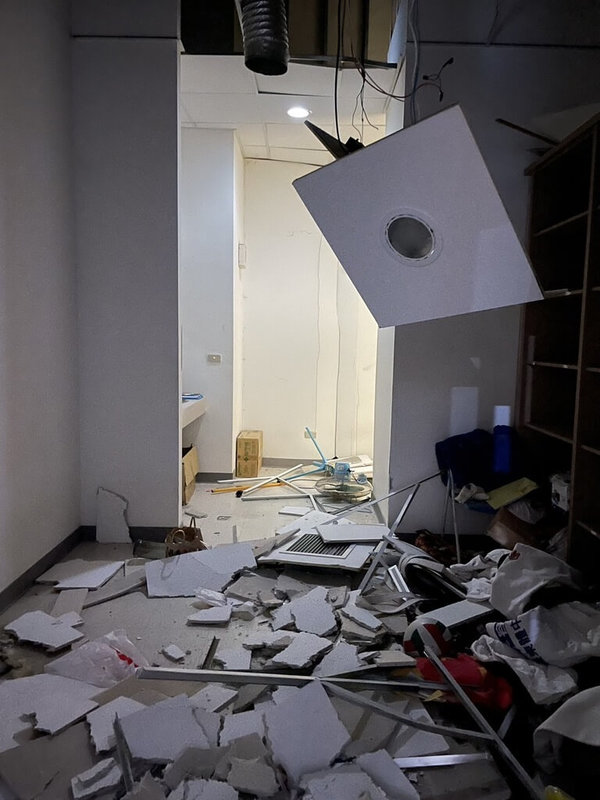 台東地區24日傍晚發生芮氏規模6.1地震，震央位於卑南鄉，鄰近卑南鄉的台東體中硬體設備受損嚴重，室內多處天花板掉落，一地狼藉。（台東體中提供）中央社記者盧太城傳真　114年12月24日