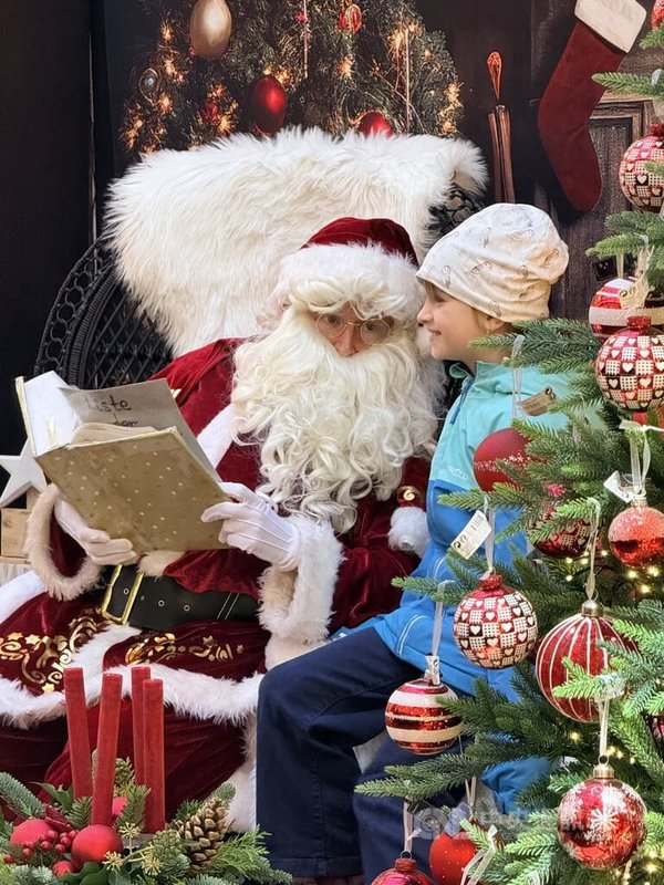 向耶誕老人許願是耶誕節期間最具儀式感的傳統之一。圖為柏林一處賣場中，小朋友向耶誕老人許願的溫馨場景。中央社記者林尚縈柏林攝　114年12月24日