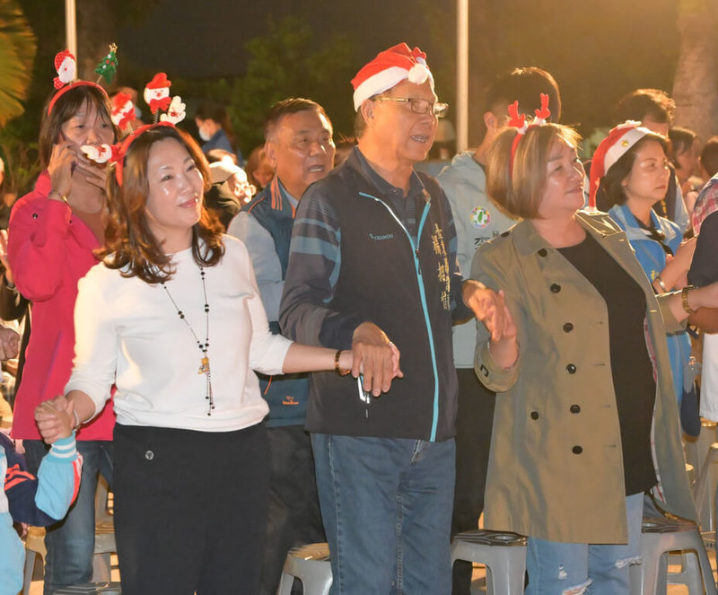 台東縣議長吳秀華（前左）24日獲國民黨徵召參選下屆台東縣長。吳秀華表示，這是一份沉甸甸的責任，也是一份對家鄉的承諾，將以謙卑而堅定的心情迎接挑戰。圖為吳秀華114年12月12日主持議會耶誕點燈情形。（台東縣議會提供）中央社記者盧太城台東傳真　114年12月24日