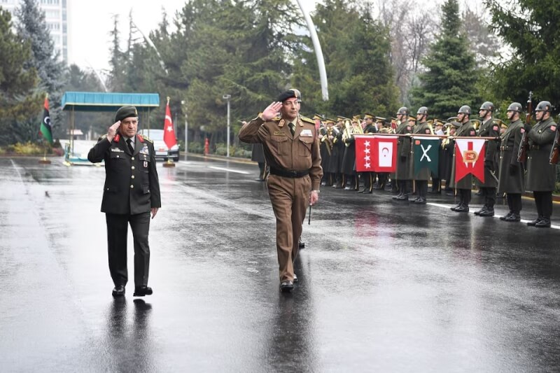利比亞軍隊參謀總長哈達德（前右）23日與土耳其參謀總長巴伊拉克塔羅格魯（前左）會面。（Defence Ministry/Handout via 路透社）