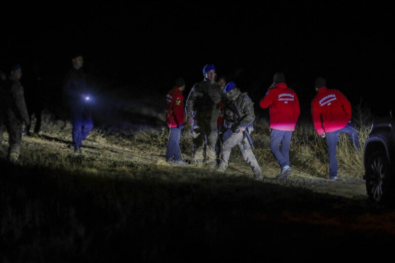 一架載有利比亞參謀總長的私人飛機23日在土耳其首都安卡拉起飛後墜毀，機上人員全數罹難。圖為在事發地點附近搜救的土耳其安全部隊。（路透社）