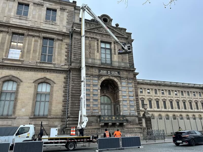 法國羅浮宮博物館23日在10月遭竊的阿波羅長廊展廳外安裝鐵欄。（路透社）