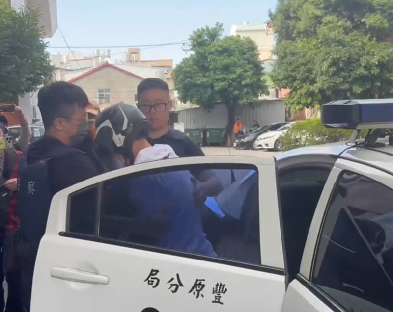 25歲張姓男子（前右）曾在37歲陳姓男子開設的烤漆廠工作，雙方有金錢糾紛。張男24日在台中市豐原區持刀刺向陳男頸部，並騎車逃逸，2小時後遭逮捕，由員警戒護到豐原警分局調查。（民眾提供）中央社記者趙麗妍傳真　114年12月24日