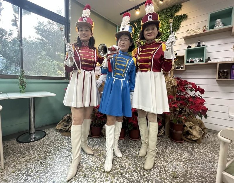 曉明女中畢業校友返校與學妹同台表演，第16屆校友呂幸美（中）為活動召集人，最高齡校友為74歲的傅蒨雯（右），她們感動再次完成演出。中央社記者趙麗妍攝　114年12月24日