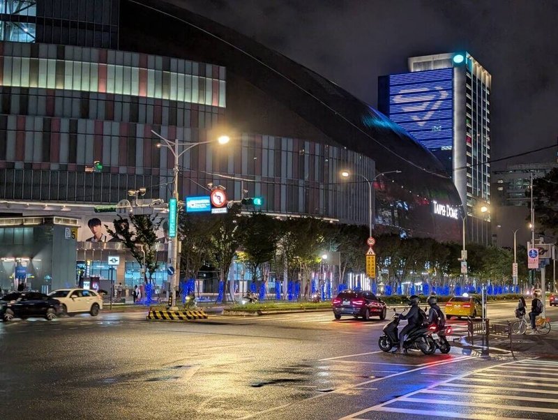 台北市觀傳局透過強化城市品牌形象並深化國際鏈結等作為，要讓台北持續成為國內國外旅客首選城市。圖為知名韓團在台北大巨蛋辦演唱會時，觀傳局特別在周邊道路設置藍色燈海等應援。（觀傳局提供）中央社記者劉建邦傳真　114年12月25日