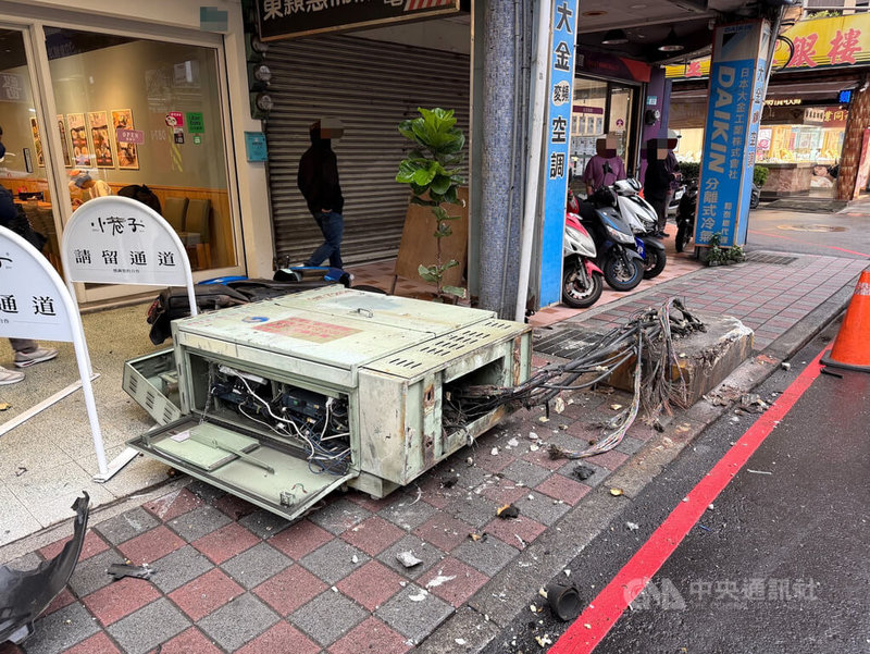 新北市板橋區25日下午發生一起自撞車禍，海山警分局表示，汽車女駕駛疑恍神衝撞路邊電箱釀禍，車輛側翻路中，整個電箱慘被撞斷在地。（翻攝照片）中央社記者黃旭昇傳真　114年12月25日