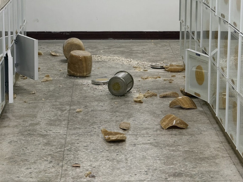 台東24日傍晚發生規模6.1地震，部分建築物受損，卑南鄉納骨塔8個骨灰甕掉落，所幸骨灰未混一起。（民眾提供）中央社記者盧太城傳真　114年12月25日