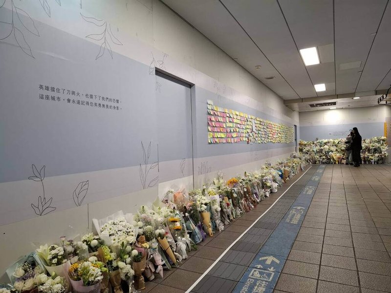 為緬懷19日在台北市隨機攻擊案中為阻擋犯嫌而喪命的余家昶,台北捷運公司25日起在台北車站M7出口處設置悼念牆,寫下「這座城市,會永遠記得您英勇無畏的身影」。(台北捷運公司提供)中央社記者陳昱婷傳真 114年12月25日