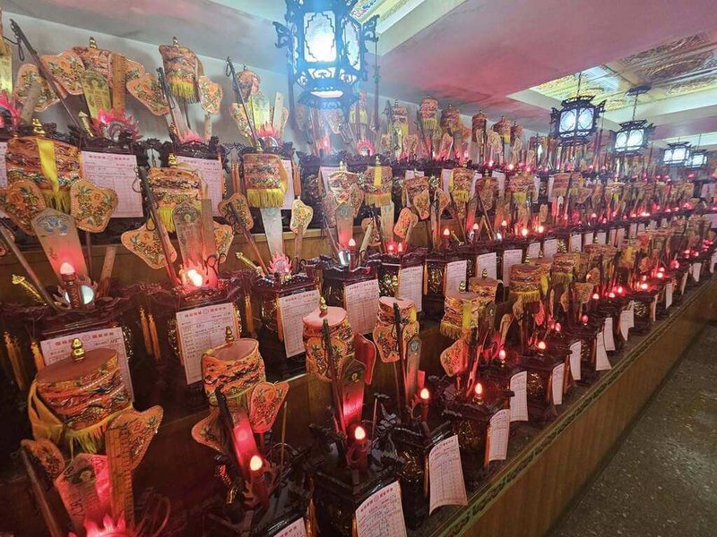 苗栗縣通霄鎮白沙屯拱天宮拜「平安斗」、「文昌斗」服務，25日辦理抽籤登記，吸引逾千人參與。（拱天宮提供）中央社記者管瑞平傳真　114年12月25日