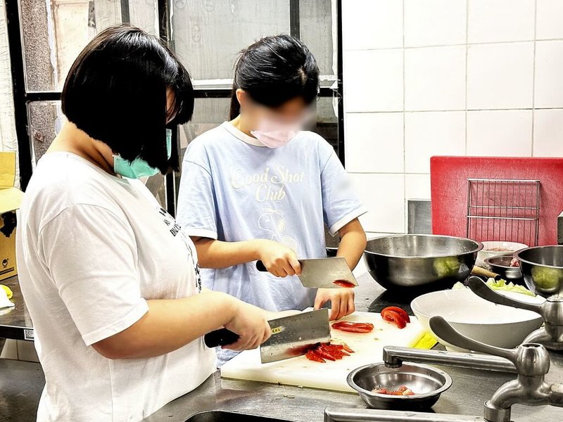 新北市教育局推出「115年職業試探育樂營」，共規劃300梯次、7000人次免費名額，其中豫章工商將舉辦餐旅群職探育樂營，29日起全面開放報名。（新北市教育局提供）中央社記者黃旭昇傳真　114年12月25日