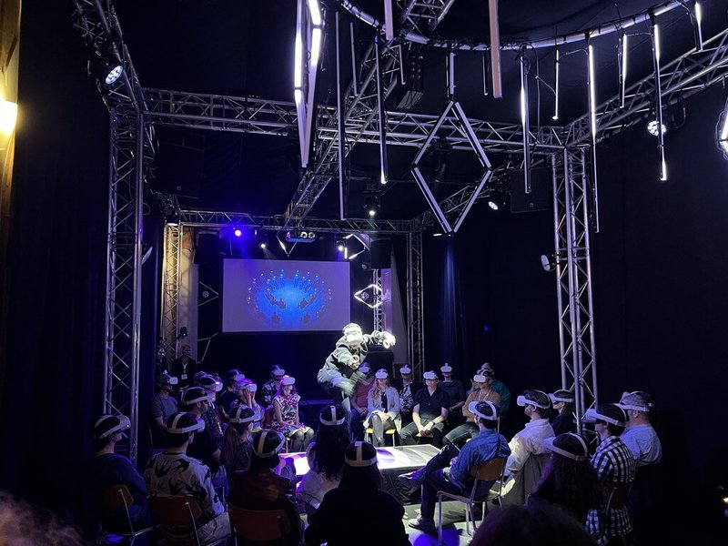 導演周東彥的XR作品「放開你的頭腦」在日內瓦國際影展專業人士晚會演出，大獲好評。（駐法國台灣文化中心提供）中央社記者郭芳君傳真　114年12月25日