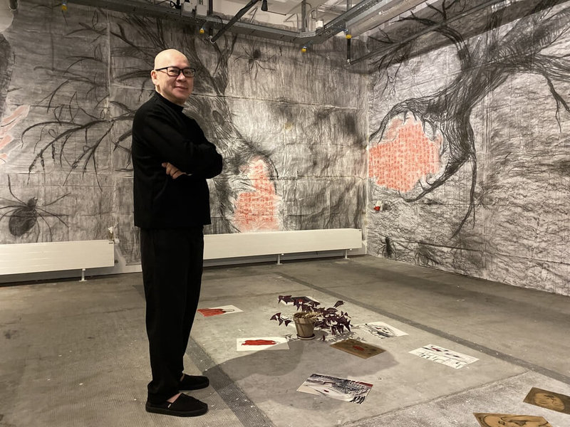 2024年日內瓦Black Movie電影節，台灣擔任主題國。導演蔡明亮出席視覺藝術展，與當地藝術家進行深度交流。（駐法國台灣文化中心提供）中央社記者郭芳君傳真　114年12月25日