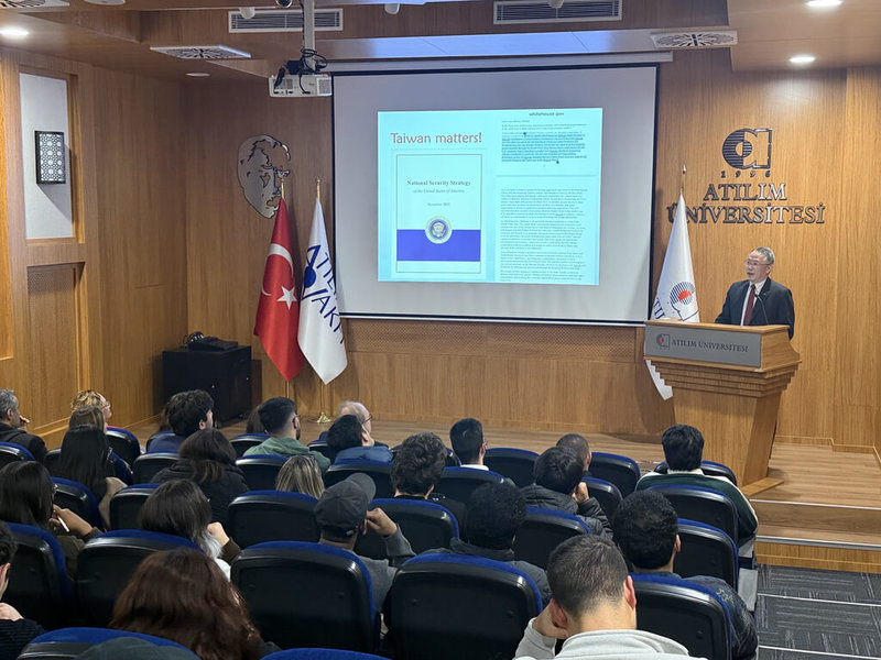 駐土耳其代表黃志揚（圖中站立者）獲邀前往位於土耳其首都安卡拉（Ankara）的阿特能大學，針對「台灣為何在印太區域變局中至關重要」發表專題演講。（駐土耳其代表處提供）中央社記者李晉緯新德里傳真　114年12月25日